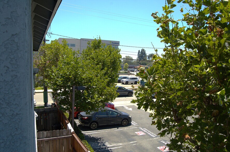 Building Photo - 1323 W Palmyra Ave