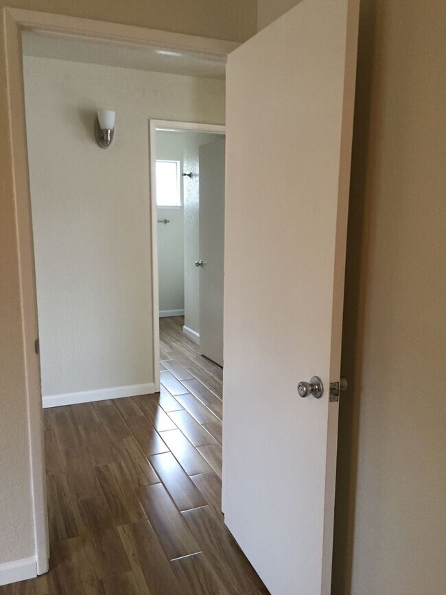 Building Photo - 407/409E. Alexander