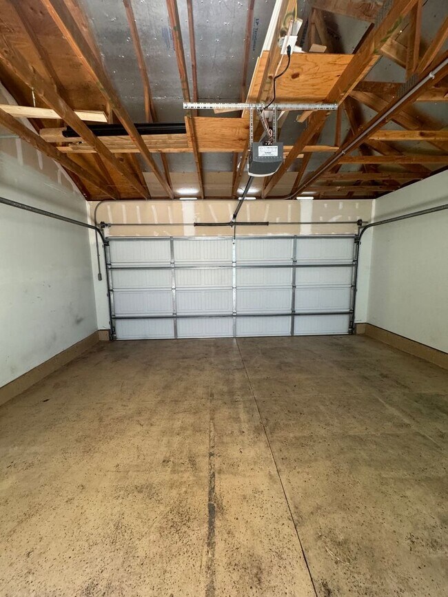 Building Photo - Stunning  3-Bedroom/2.5-Bath - $4000.00 Lo...