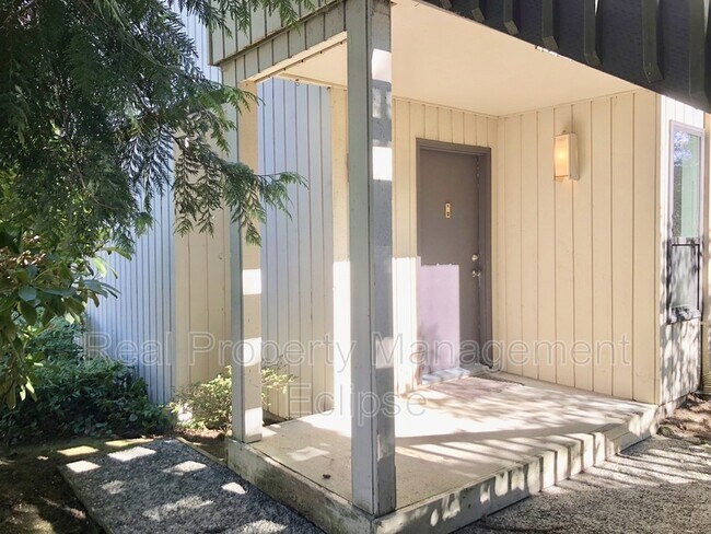 Building Photo - 10930 NE 37th Pl