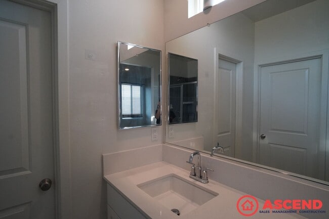 Building Photo - 3 Bedroom Home off Coffee Rd and 7th Stand...
