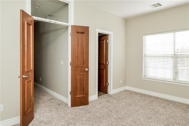 Building Photo - 4640 Olde Village Cir