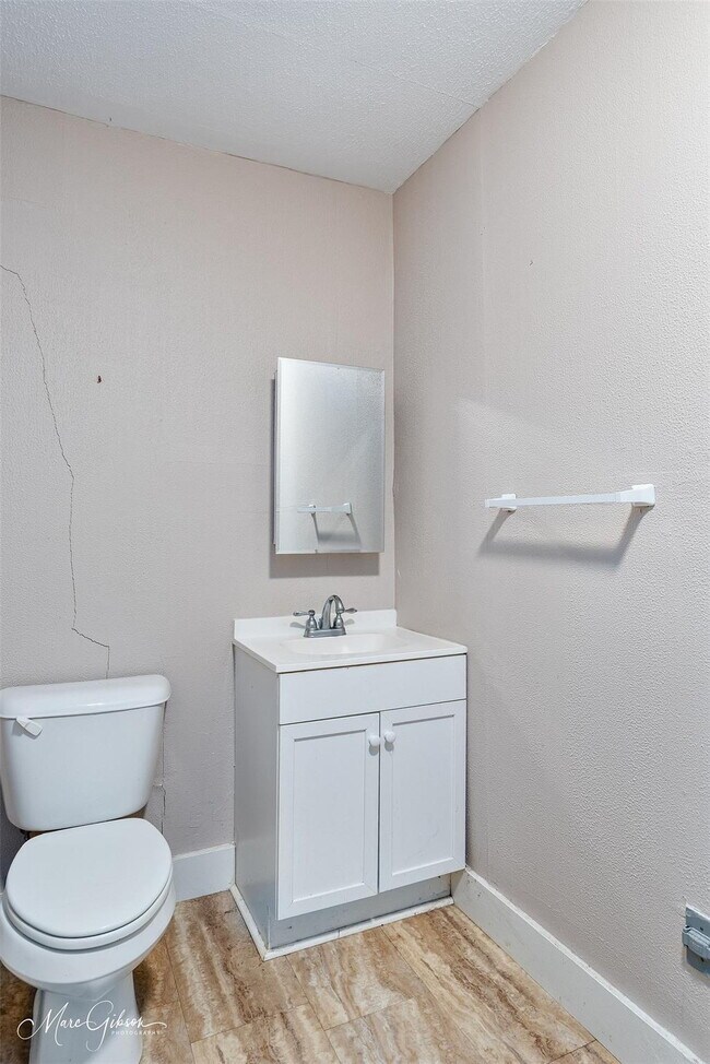 Building Photo - "Charming 2-Bedroom Retreat with Spacious ...