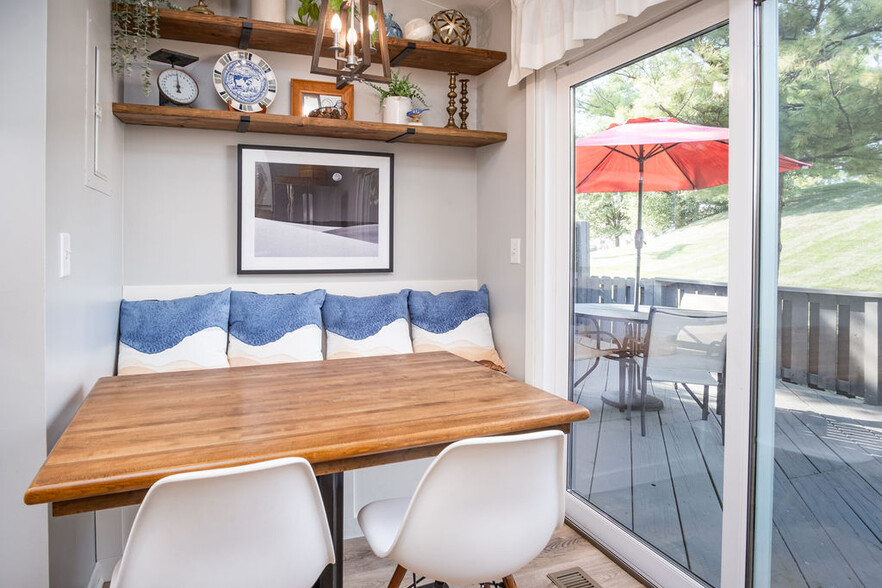 Kitchen dining booth - 740 Timber Way Dr