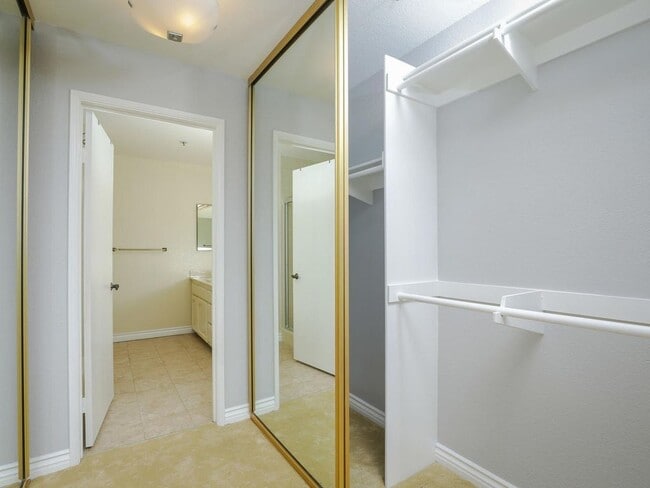 Building Photo - Spacious Bankers Hill 2/2 Condo! Walk to Balboa/Little Italy! 2 Parking Spots!