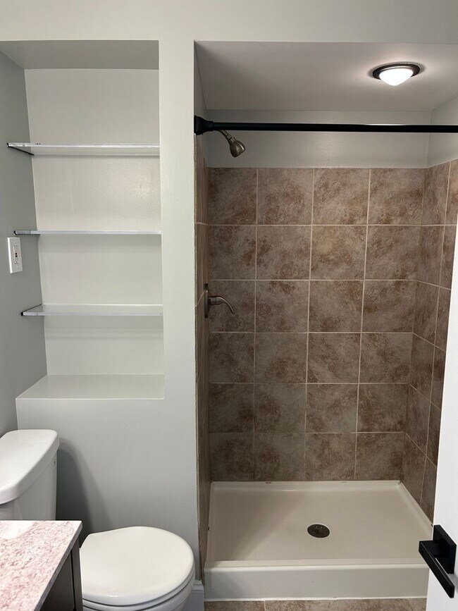 Building Photo - Modern Renovation in Sought-After Area