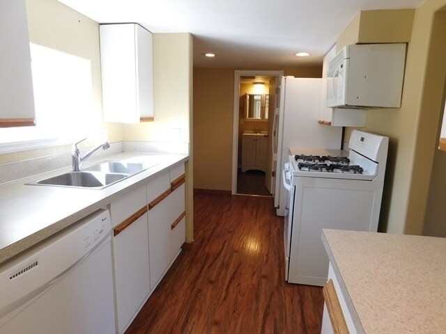 Building Photo - 2Bd/1Ba Single Story House - Available to ...