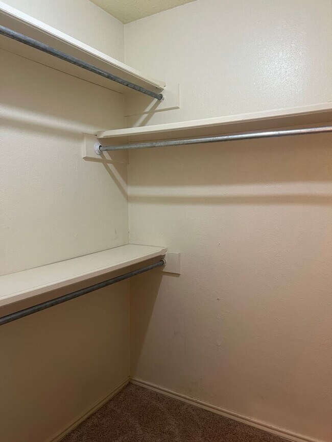 Building Photo - 3 bed 2 bath 2 car garage