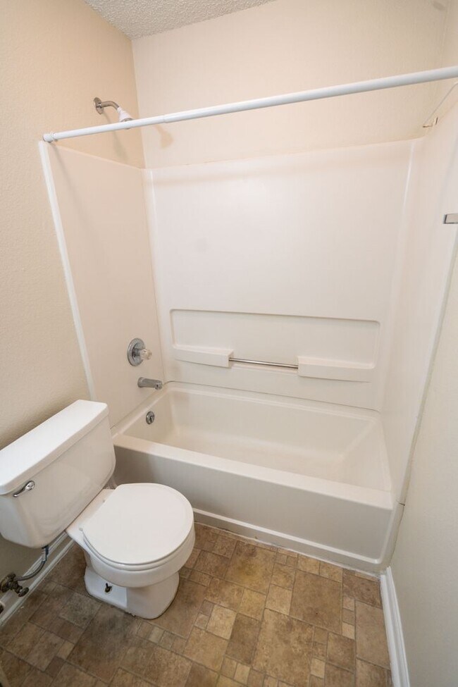 Building Photo - Cozy 2 Bedroom 2 Bathroom available NOW