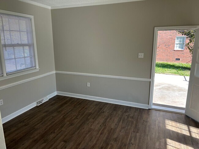 Building Photo - 733 Marlee Dr