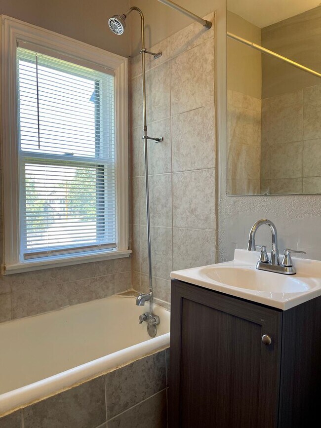 Building Photo - 1021 Hudson Rd