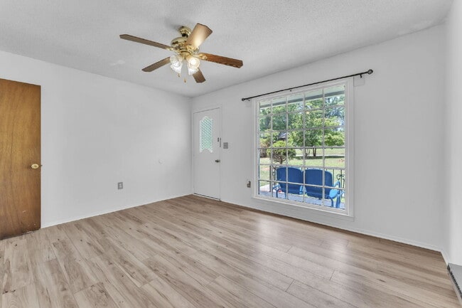 Building Photo - Charming 3-Bed, 2-Bath Haven in Anderson w...