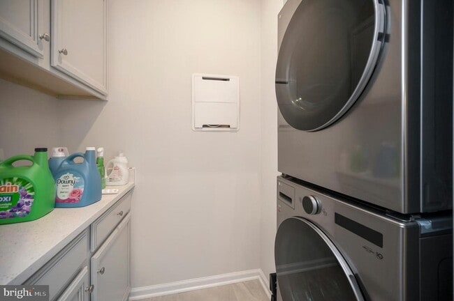 Building Photo - 7977 Independence Dr