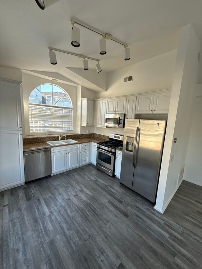 Building Photo - **Charming 1bed 1bath Condo located in the desirable Canyon Villa Community**