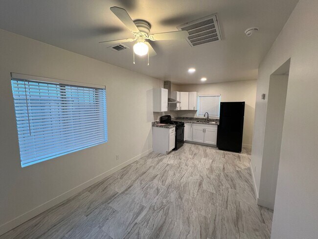Building Photo - Recently Remodeled 1 Bed. Apt. Near Shopping & Public Transportation