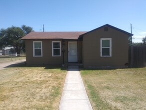 Building Photo - Cute and affordable 2/1 Large master WATER...
