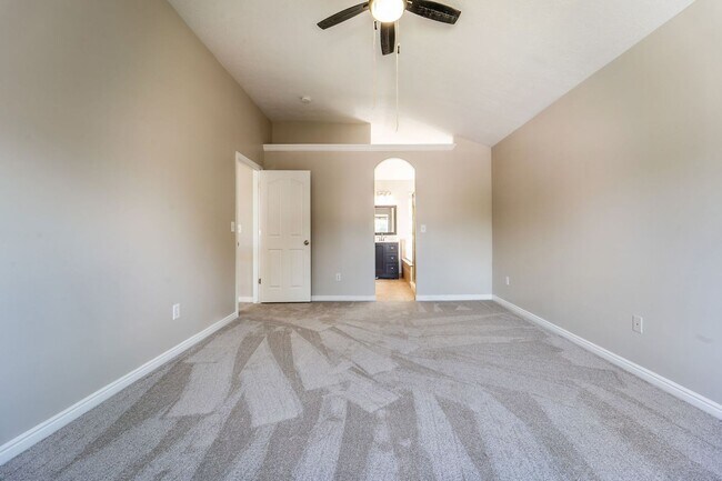 Building Photo - Beautiful Home in Midvale w/ attached 2 ca...