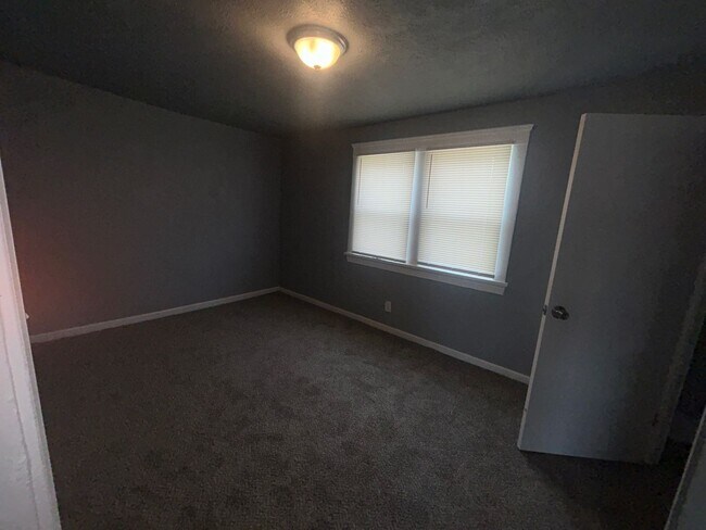 Building Photo - Charming 3-Bedroom Property in Prime Location