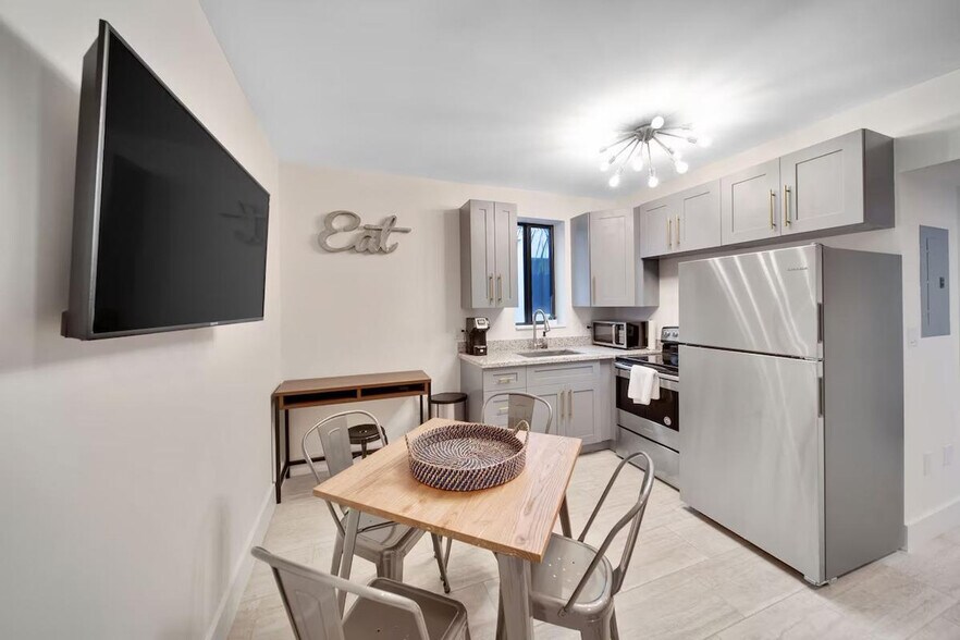 Building Photo - 1434 SW 22nd Ave