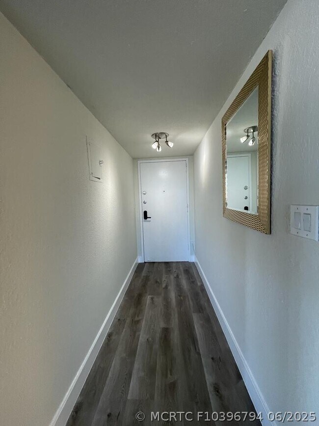 Building Photo - 401 Golden Isles Dr