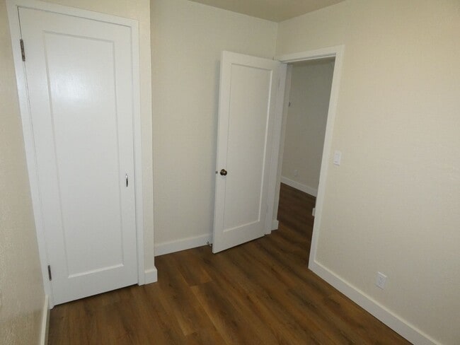 Building Photo - 330 E 6th St