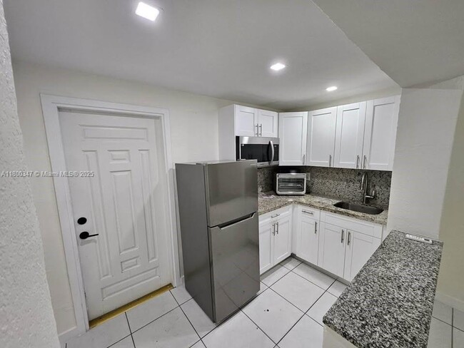 Building Photo - 6860 SW 27th St