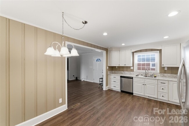 Building Photo - 4000 Fieldcrest Rd