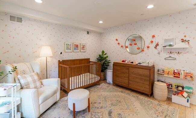 Building Photo - Three Bed Olde Kensington Home