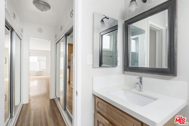 Building Photo - 925 N Curson Ave