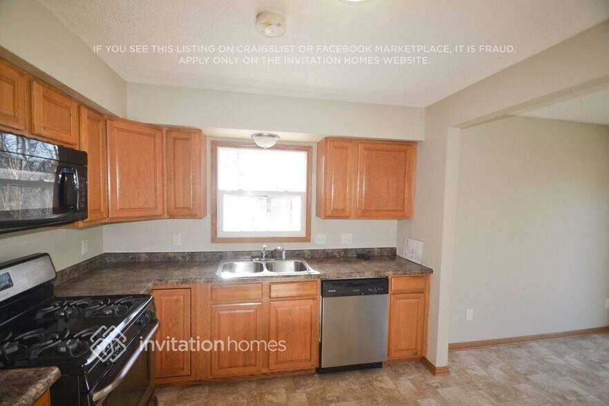 Building Photo - 8239 Hampshire Ct N