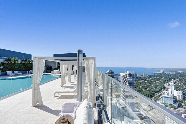 Building Photo - 1000 Brickell Plaza