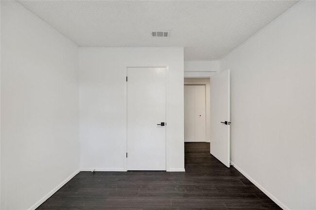 Building Photo - 4948 Crossover Rd