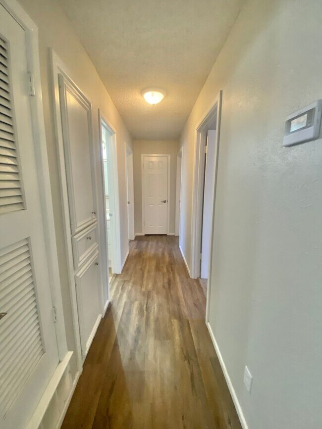 Building Photo - Great 3 bed 2 bath near West Loop 289 and 4th street