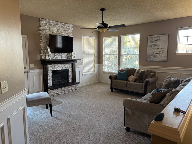 Building Photo - 15953 S Crestview Dr