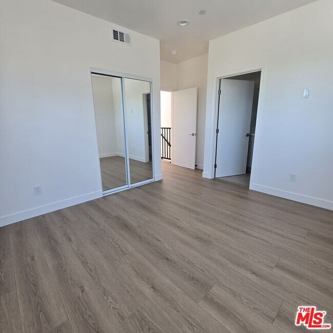 Building Photo - 10827 1/2 Peach Grove St