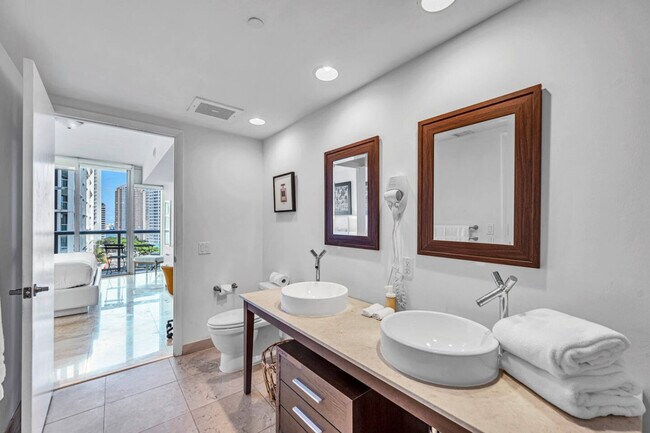 Building Photo - 485 Brickell Ave