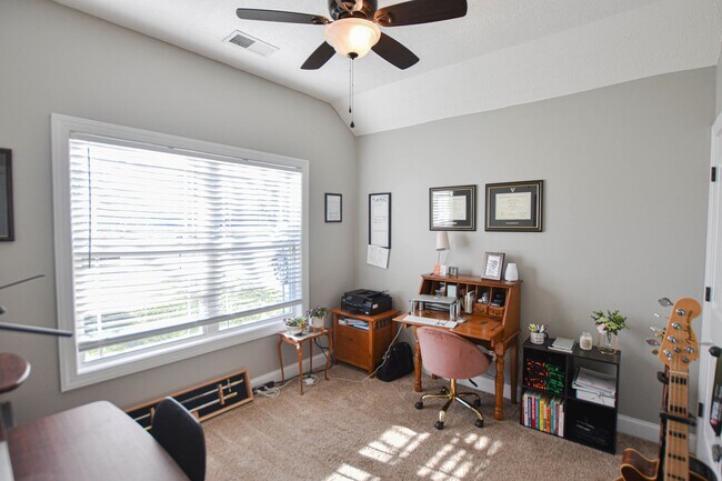 Building Photo - Pet Friendly Three Bedroom!