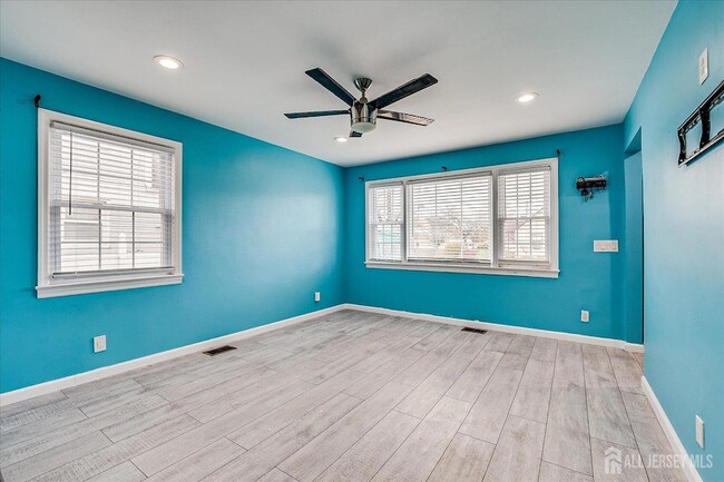 Building Photo - 14 Linden St