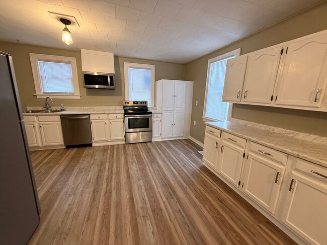 Building Photo - 6 W 30th St