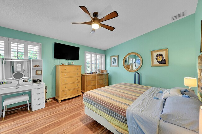 Building Photo - 2922 Port Royale Ln S