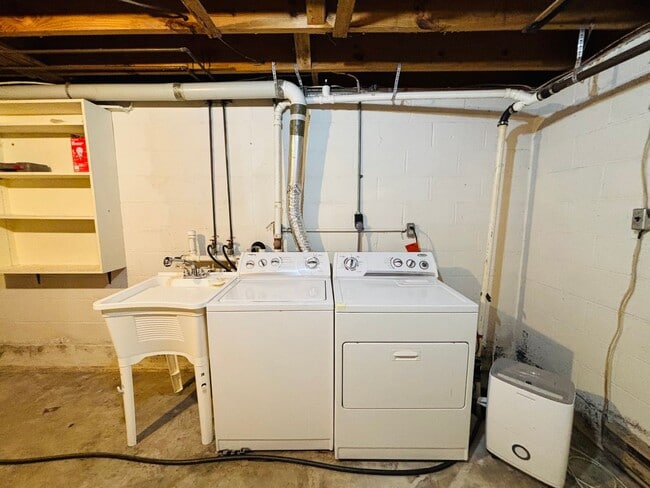 Building Photo - 616 Broce Dr