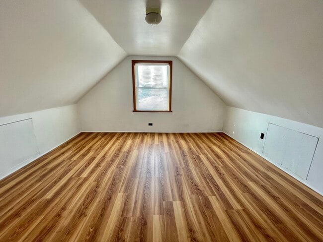 Building Photo - 6046 S Melvina Ave