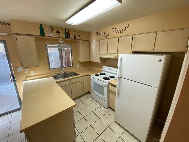 Building Photo - Two Bedroom Town Home on Florida Rd.