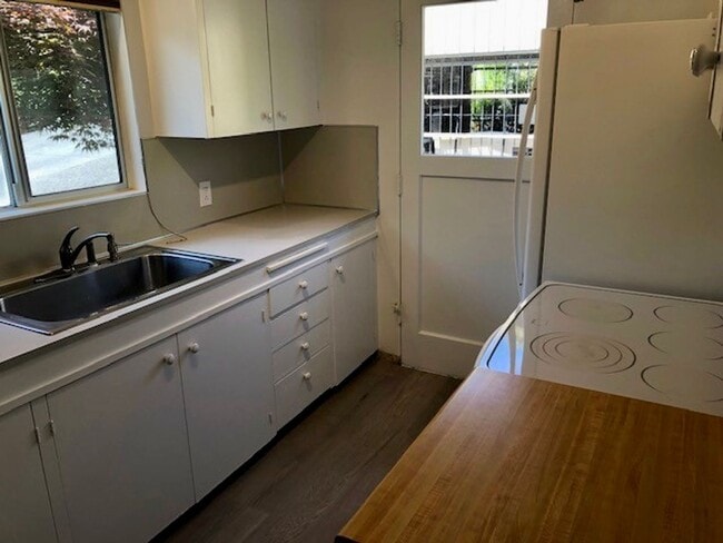 Building Photo - North Queen Anne Duplex