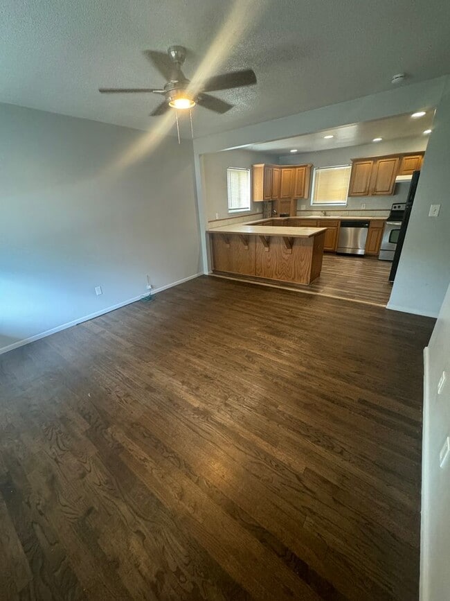 Building Photo - Conveniently located 3-bedroom 1-bathroom ...