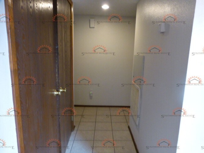 Building Photo - 1204 W Manana Blvd