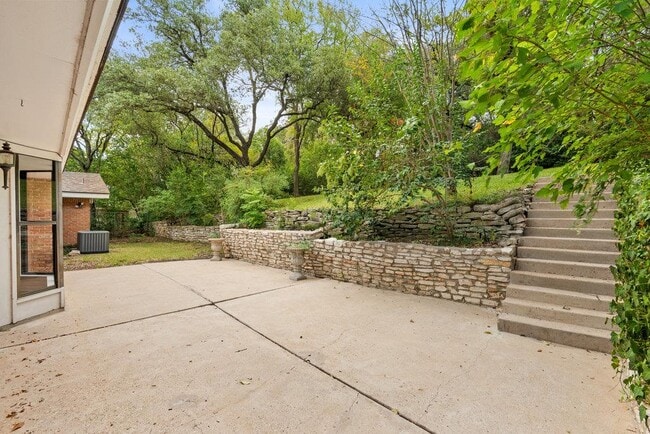 Building Photo - 1601 Cliffside Dr