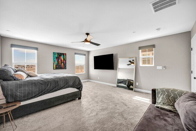 Building Photo - Spacious 5-Bedroom Home with Loft, Pool & Mountain Views