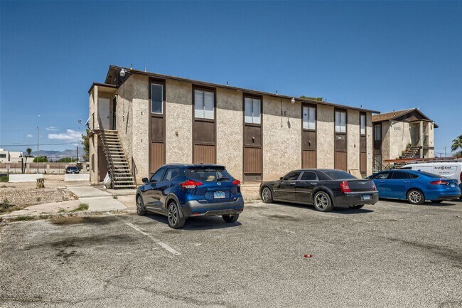 Building Photo - Stunning Recently Updated, 2 Bedroom Unit!