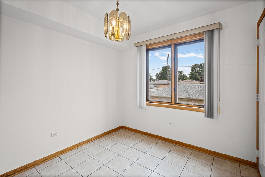 Dining area in kitchen - 5632 S Narragansett Ave